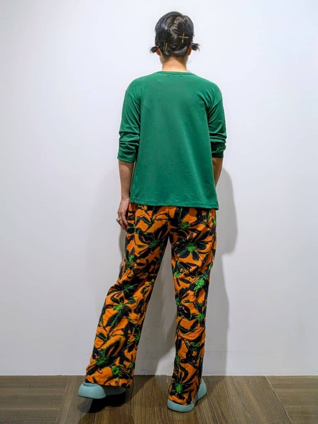 4410さんの「THE SHOP TK｜シアーフライスVカーデ」を使ったコーディネート