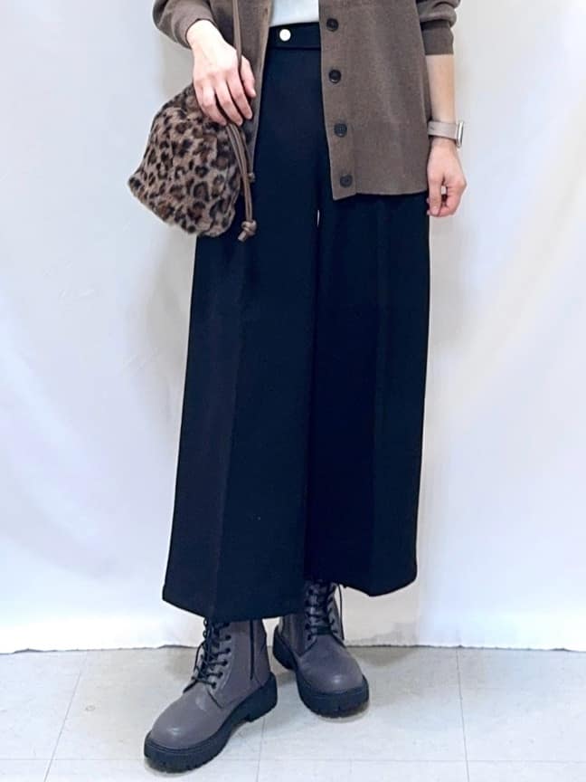 𝐇𝐢𝐫𝐨𝐦𝐢さんの「SHOO･LA･RUE｜【洗える/毛玉レス】表面がきれいなVネックカーディガン」を使ったコーディネート