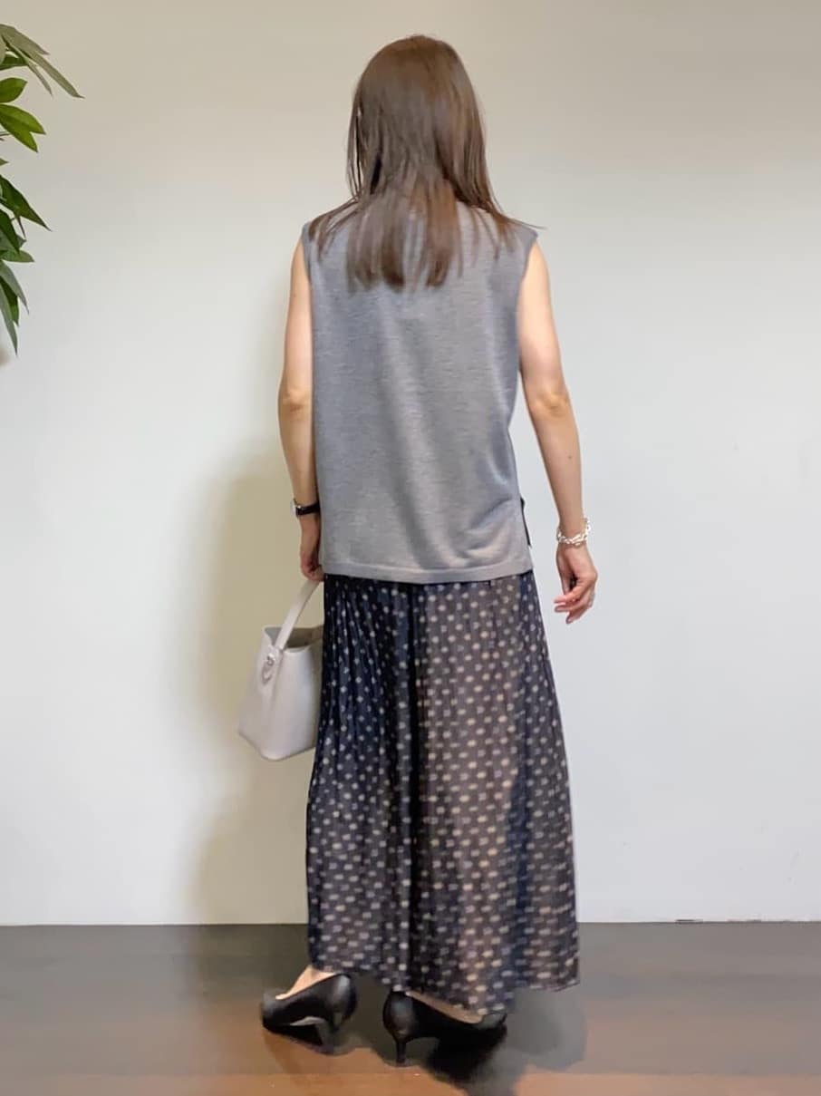 tomoさんの「UNTITLED｜【セットアップ可/リラクシー/通勤】スクエアジオメ柄ブラウス」を使ったコーディネート