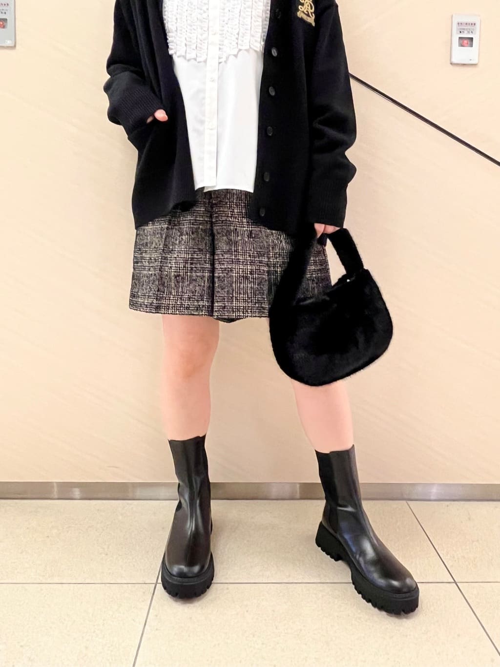 yahataさんの「DRESSTERIOR｜◆コンパクトフェイクファーバッグ」を使ったコーディネート