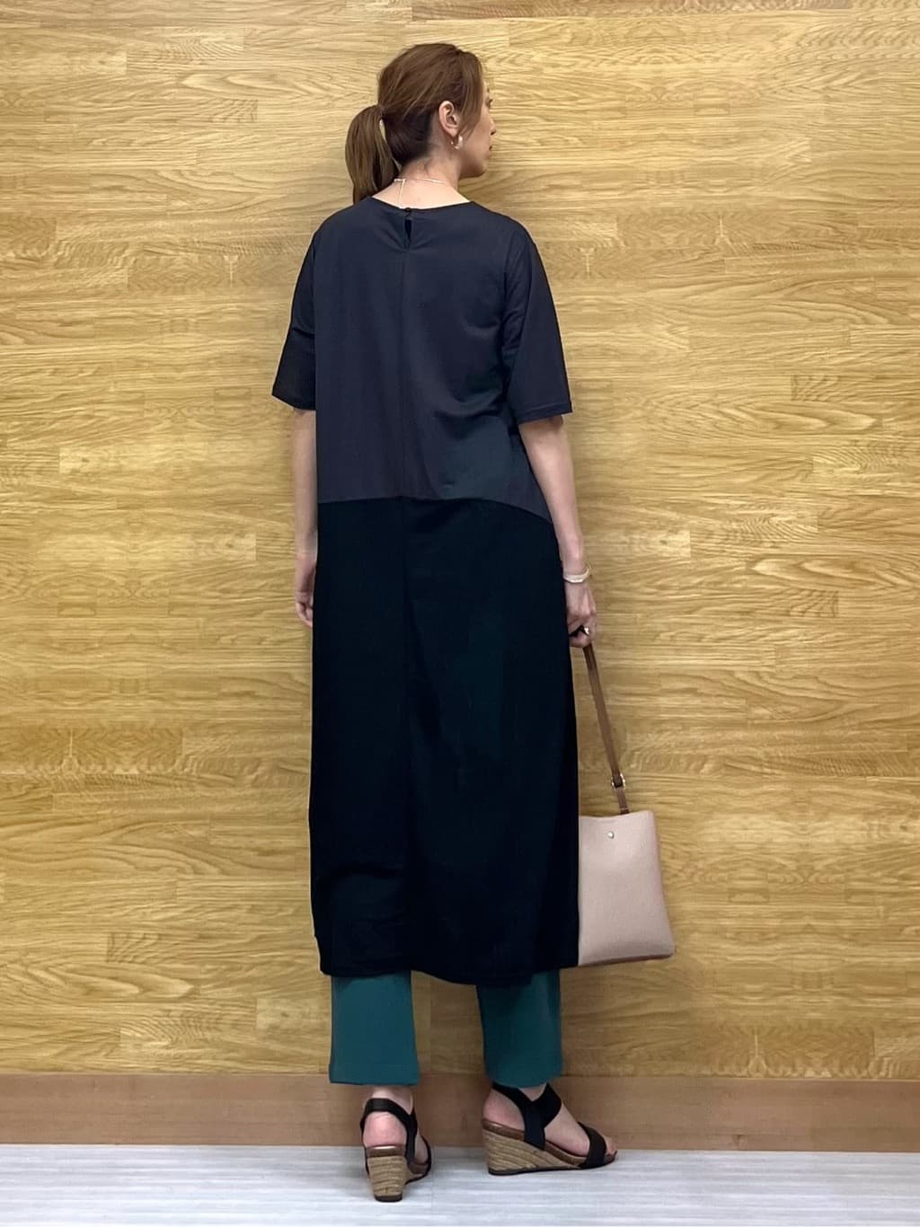 もすさんの「SHOO･LA･RUE｜【ひんやり/体型カバー】さらりと着られる バイカラーAラインワンピース」を使ったコーディネート