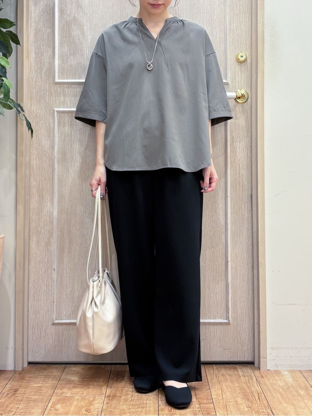 なみさんの「SHOO･LA･RUE｜【S-LL/洗濯後しわになりにくい】バックギャザーがアクセント スッキパーブラウス」を使ったコーディネート