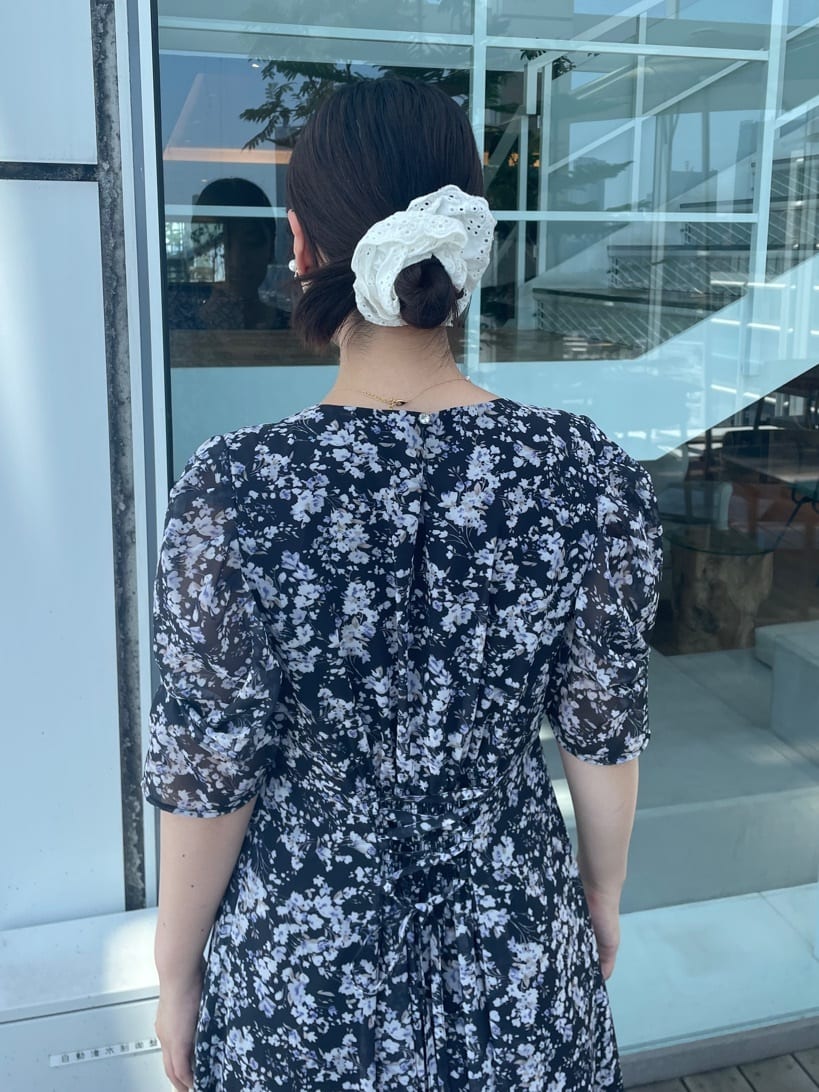 abeさんの「Couture brooch｜【一枚で着映える・通勤】Vネックフラワーワンピース」を使ったコーディネート