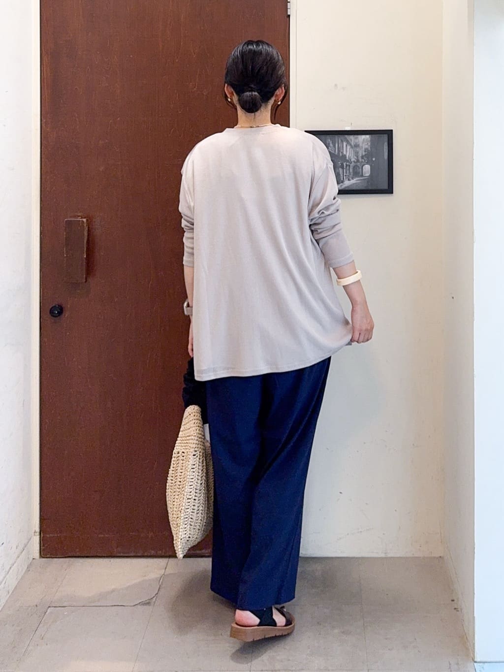 𝐇𝐢𝐫𝐨𝐦𝐢さんの「SHOO･LA･RUE｜【S-LL/ひんやり/UV】手の甲まで隠れる トッパーカーディガン」を使ったコーディネート