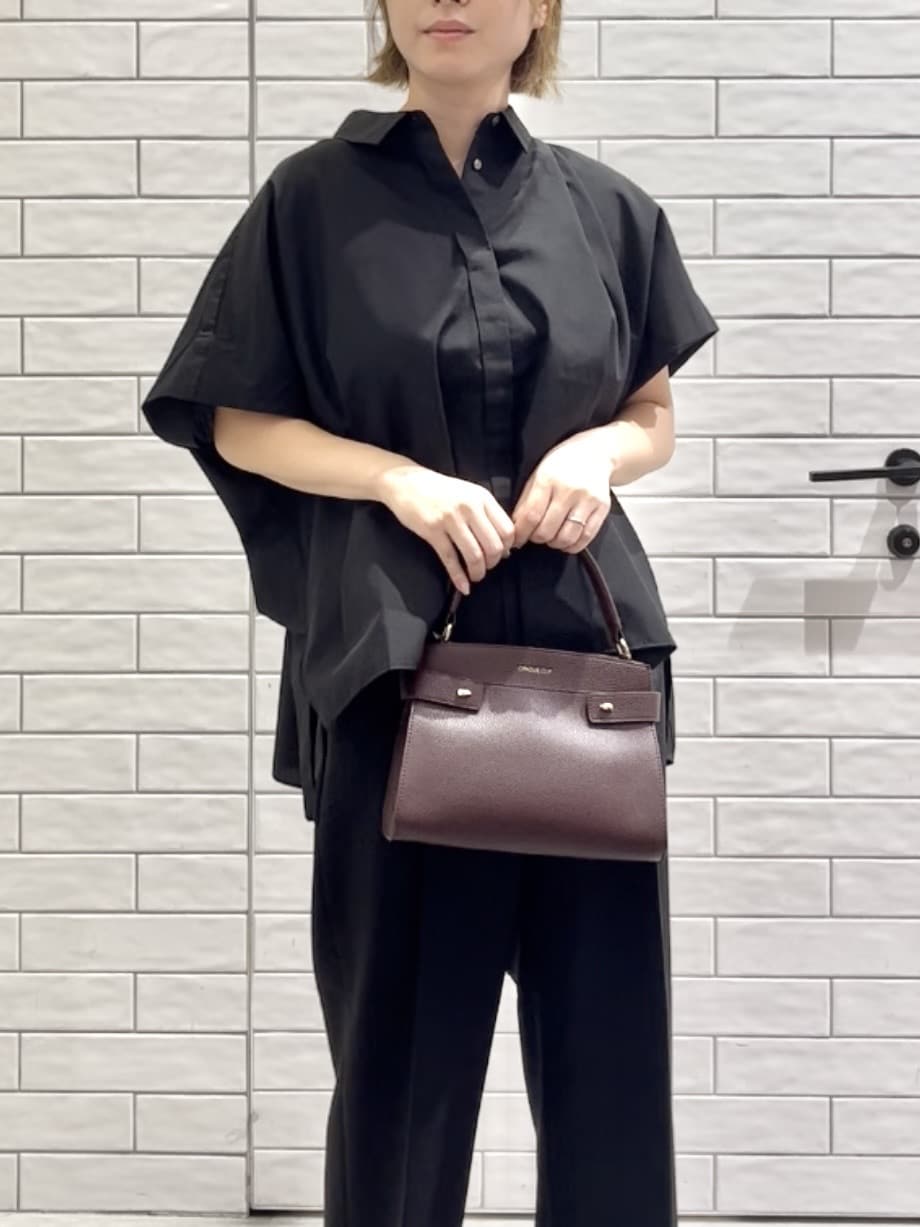 しおりさんの「OPAQUE.CLIP｜《andGIRL掲載》リラクシーシャツ【洗濯機洗い可】」を使ったコーディネート