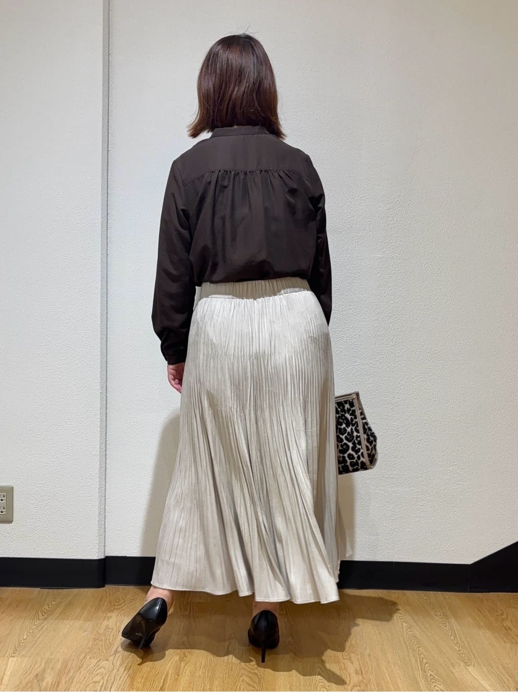 MIKIKOさんの「UNTITLED｜【1枚で着映え/オンオフ着回し】フリルサテンブラウス」を使ったコーディネート