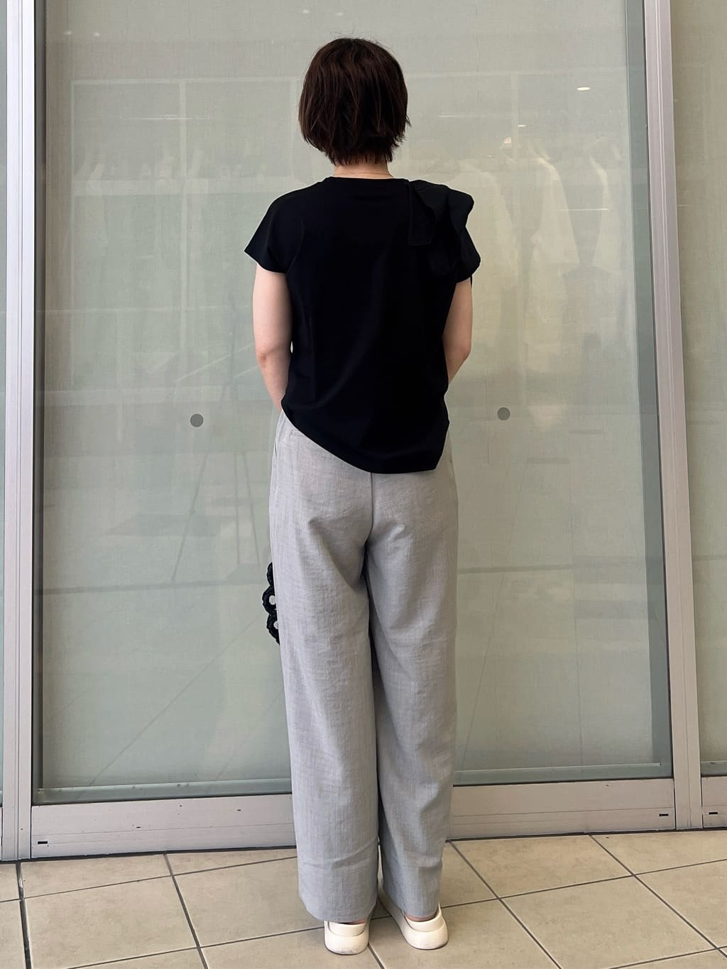 yo-koさんの「OPAQUE.CLIP｜ショルダーフリルドッキングカットソー【洗濯機洗い可】」を使ったコーディネート