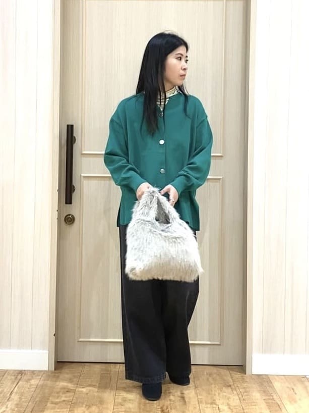 ERIさんの「SHOO･LA･RUE｜【洗濯機可/S-LL】キーネックですっきり見え サイドスリット入りカーディガン【CIRCRIC】」を使ったコーディネート