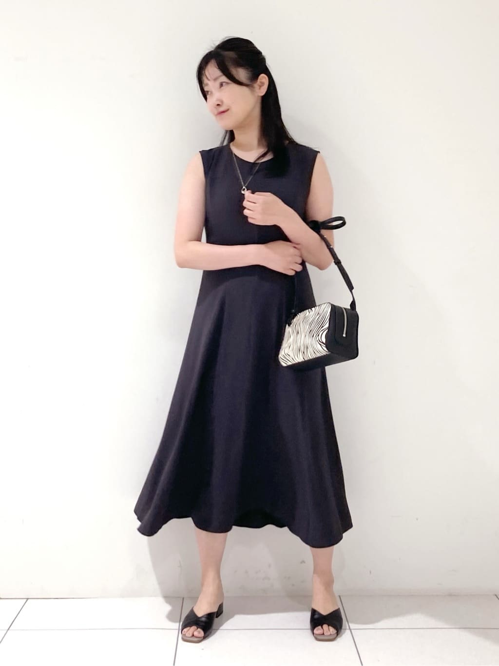 momokoさんの「INDIVI｜【美シルエット】ノースリーブワンピース」を使ったコーディネート