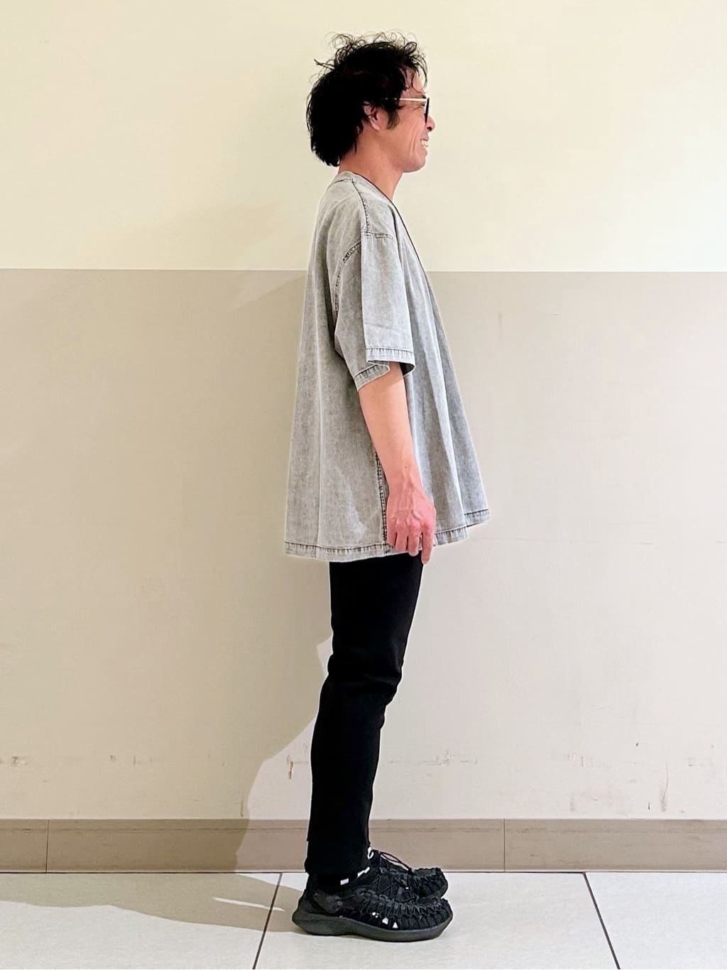 KENJI Iさんの「THE SHOP TK｜ライトデニム半袖Tシャツ【洗濯機OK】」を使ったコーディネート