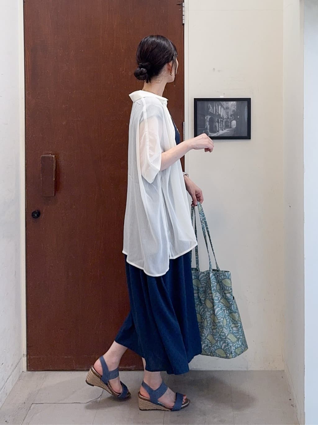 𝐇𝐢𝐫𝐨𝐦𝐢さんの「SHOO･LA･RUE｜大人のシアー感 ラメが華やかな楊柳ポンチョシャツ」を使ったコーディネート