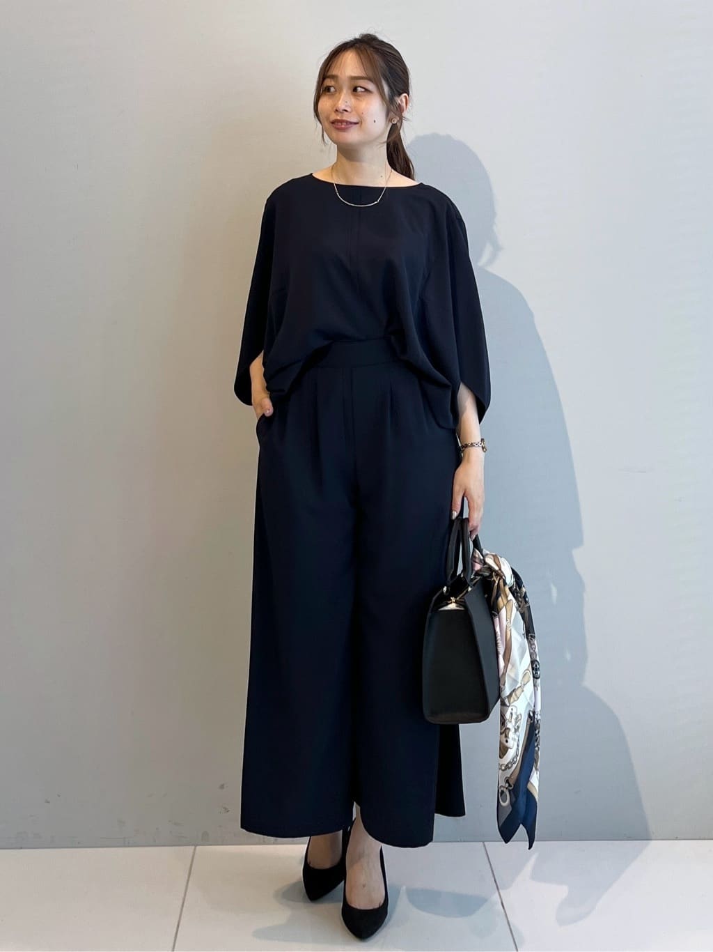 Saekoさんの「UNTITLED｜【手洗い／88cm正方形】シアー素材チェーン柄スカーフ」を使ったコーディネート