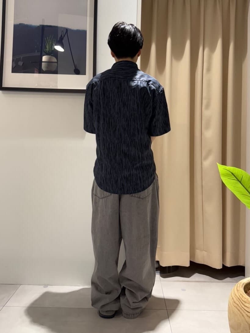 はさんの「THE SHOP TK｜ツータックワイドデニムパンツ」を使ったコーディネート