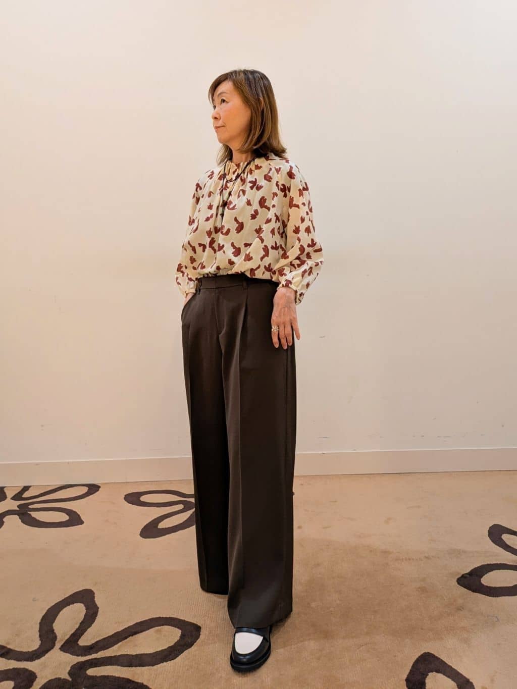 Leoさんの「Reflect｜【ジャケットのインナーにおすすめ◎】花柄タックデザインブブラウス」を使ったコーディネート