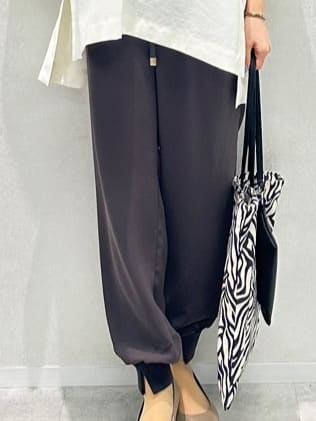 Miwaさんの「UNTITLED｜【UVカット/接触冷感/吸水速乾/ゆったり】V開きネックシャツ」を使ったコーディネート