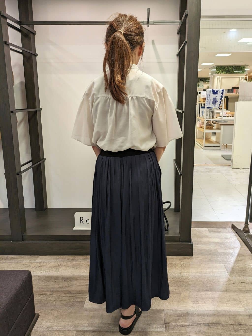 しみさんの「Reflect｜【選べる5色◎／マシンウォッシュ可】シャーリングデザインブラウス」を使ったコーディネート