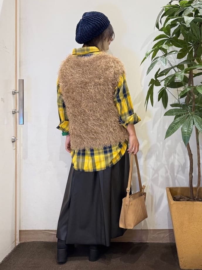 misakiさんの「SHOO･LA･RUE｜【2点セット/S-LL】大人のフェミニンカジュアルに ラメシャギーニットベスト+ロンT」を使ったコーディネート