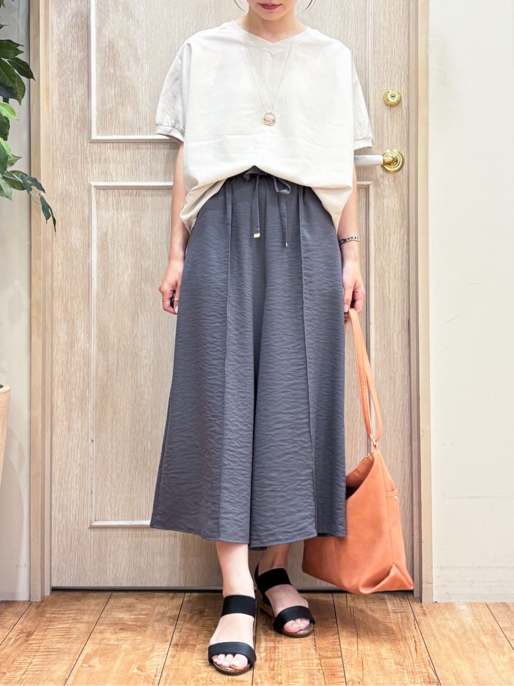 なみさんの「SHOO･LA･RUE｜【S-LL/ひんやり】さらっとタッチできれい見え ピンタックスカーチョ」を使ったコーディネート