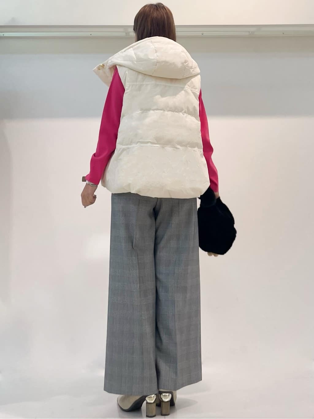 chiiさんの「COUP DE CHANCE｜◆【フード付き／2色展開】ダウンベスト」を使ったコーディネート