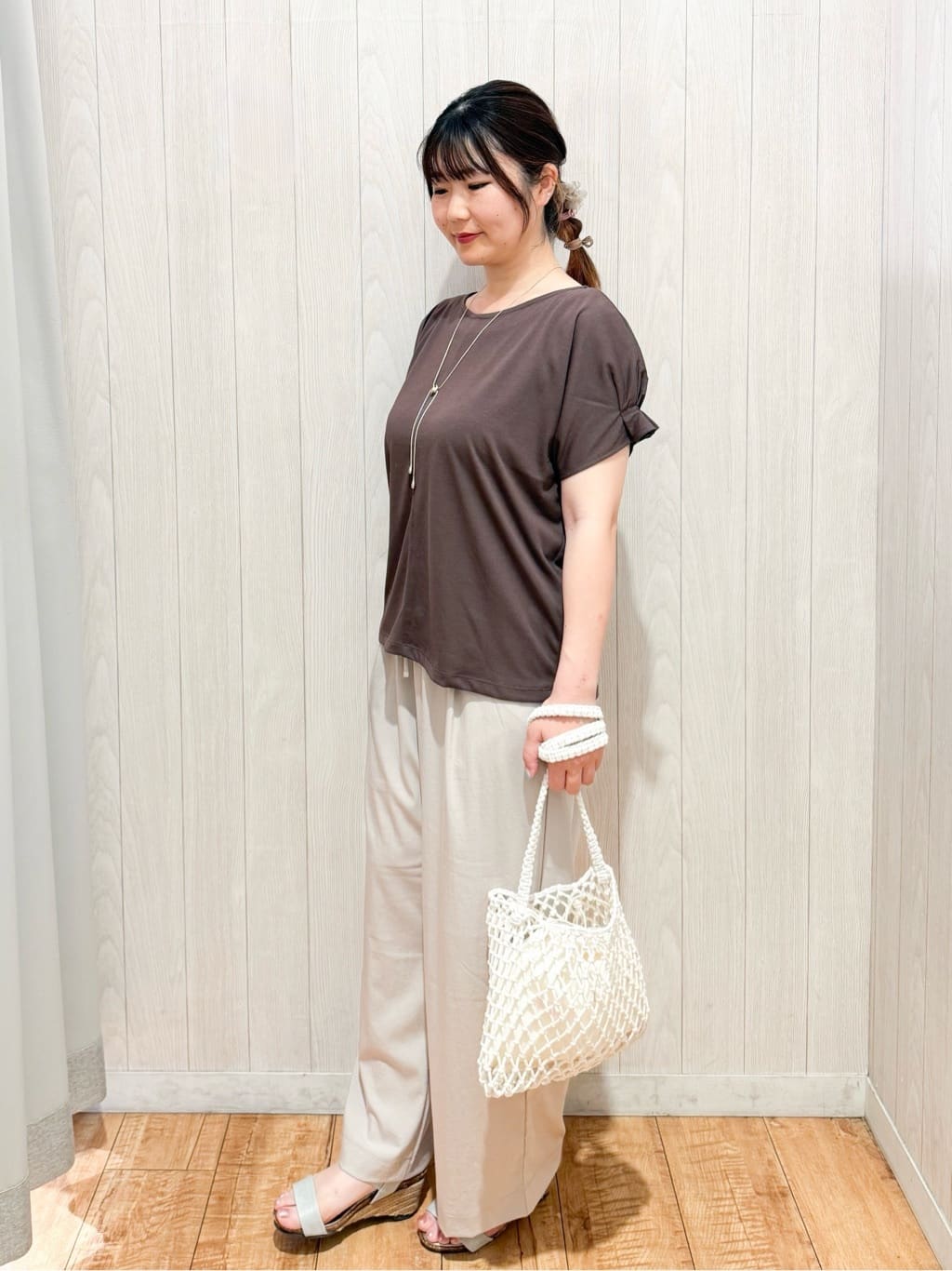愛さんの「SHOO･LA･RUE｜【S-LL/UV/プチプラ】お袖タックで好印象 デザインTシャツ」を使ったコーディネート
