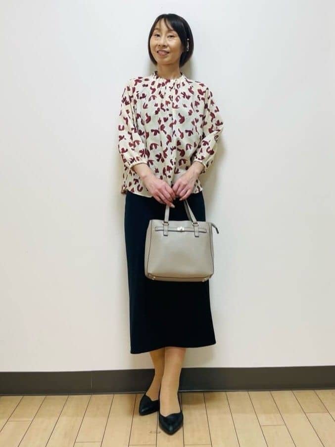 Riiさんの「Reflect｜【ジャケットのインナーにおすすめ◎】花柄タックデザインブブラウス」を使ったコーディネート