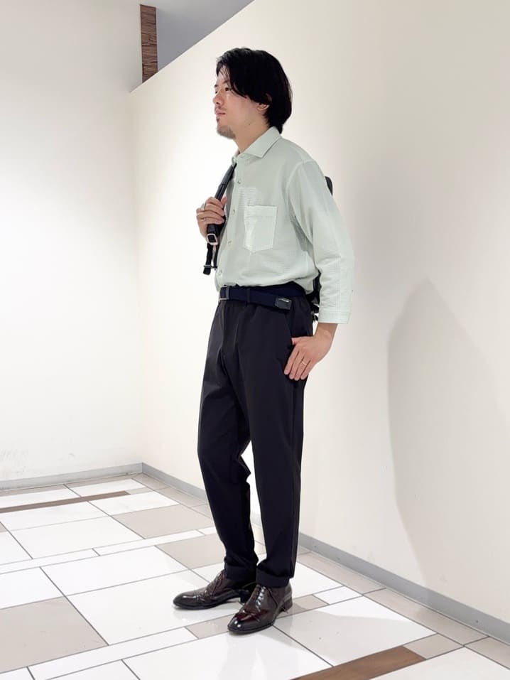 及川さんの「TAKEO KIKUCHI｜【3Dナイロンストレッチ】スリムイージーパンツ」を使ったコーディネート