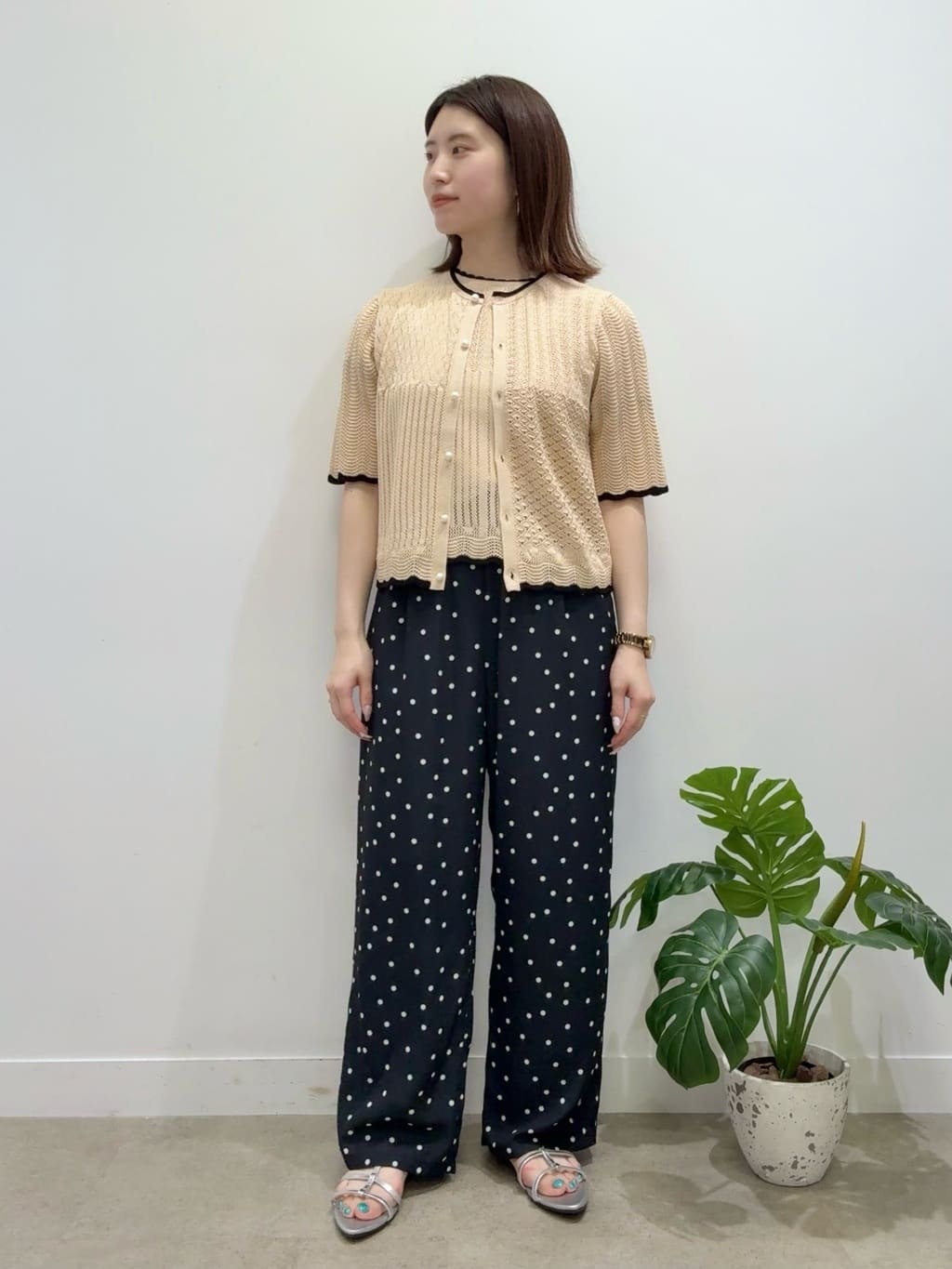 Suma Una本部スタッフさんの「SunaUna｜◆【透かし柄】スカラップニット」を使ったコーディネート