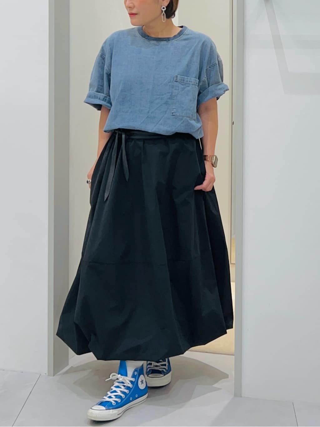 タナさんの「THE SHOP TK｜ライトデニム半袖Tシャツ【洗濯機OK】」を使ったコーディネート