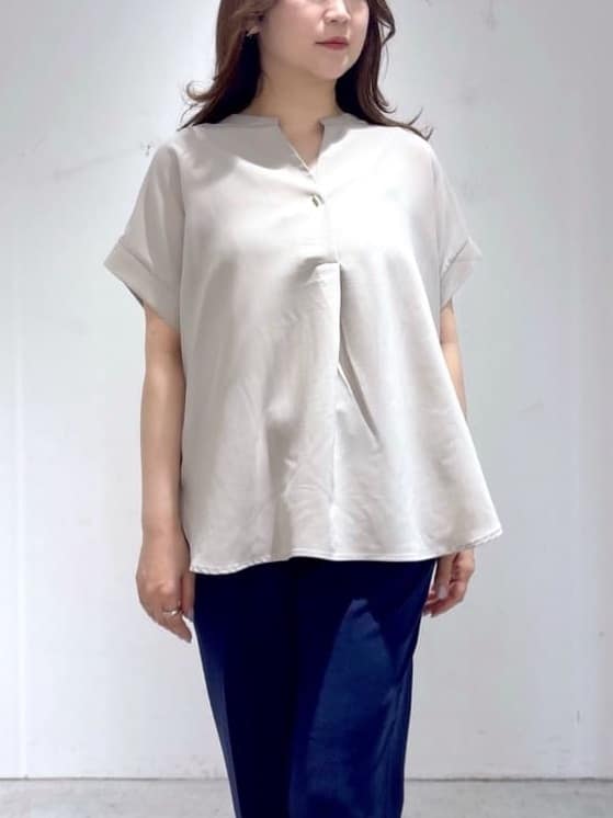 UDOさんの「OPAQUE.CLIP｜《7色展開／SS-LLサイズ》ストレッチスキッパーブラウス／セットアップ対応【洗濯機洗い可／防シワ】」を使ったコーディネート