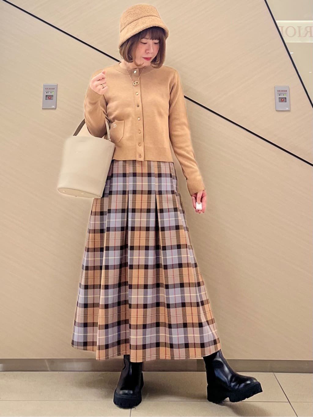 yahataさんの「DRESSTERIOR｜◆チェックタックソフトプリーツスカート」を使ったコーディネート