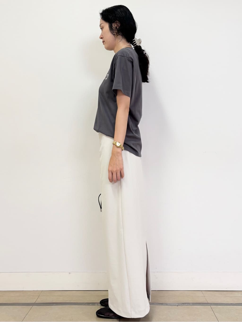 YOKOTAさんの「DRESSTERIOR｜◆20／1シルケット風天竺Tシャツ」を使ったコーディネート