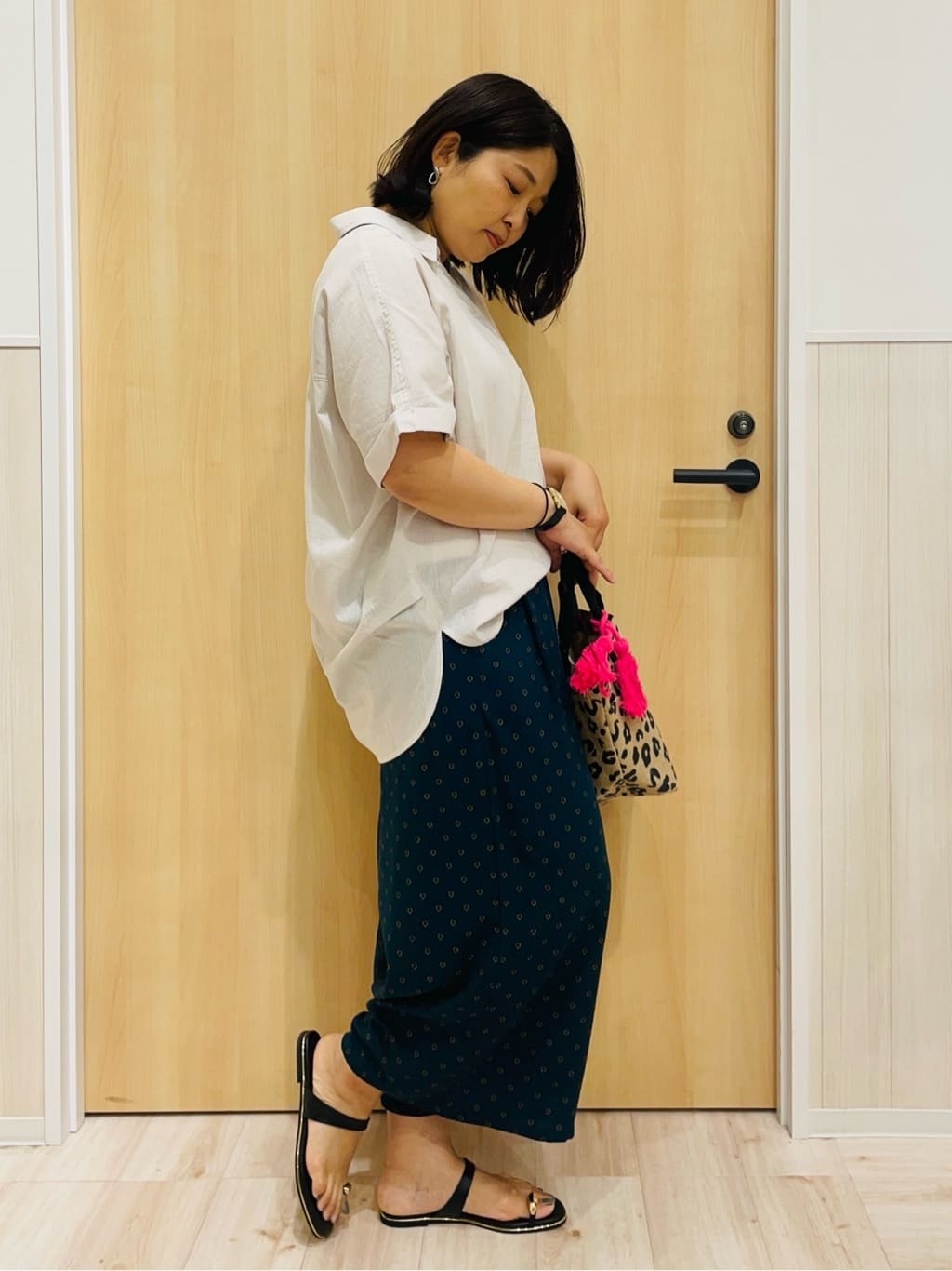 すーさんの「SHOO･LA･RUE｜【S-LL/UV/接触冷感/抗菌防臭】体型を自然にカバー フレンチリネンブレンド襟付ドルマンシャツ」を使ったコーディネート