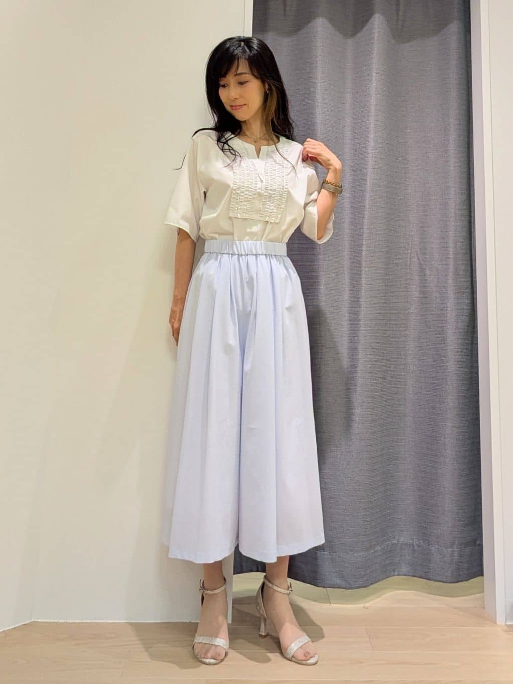 miiさんの「INDIVI｜【クールエアー素材／UVケア／セットアップ可能】エアリーフレアパンツ」を使ったコーディネート