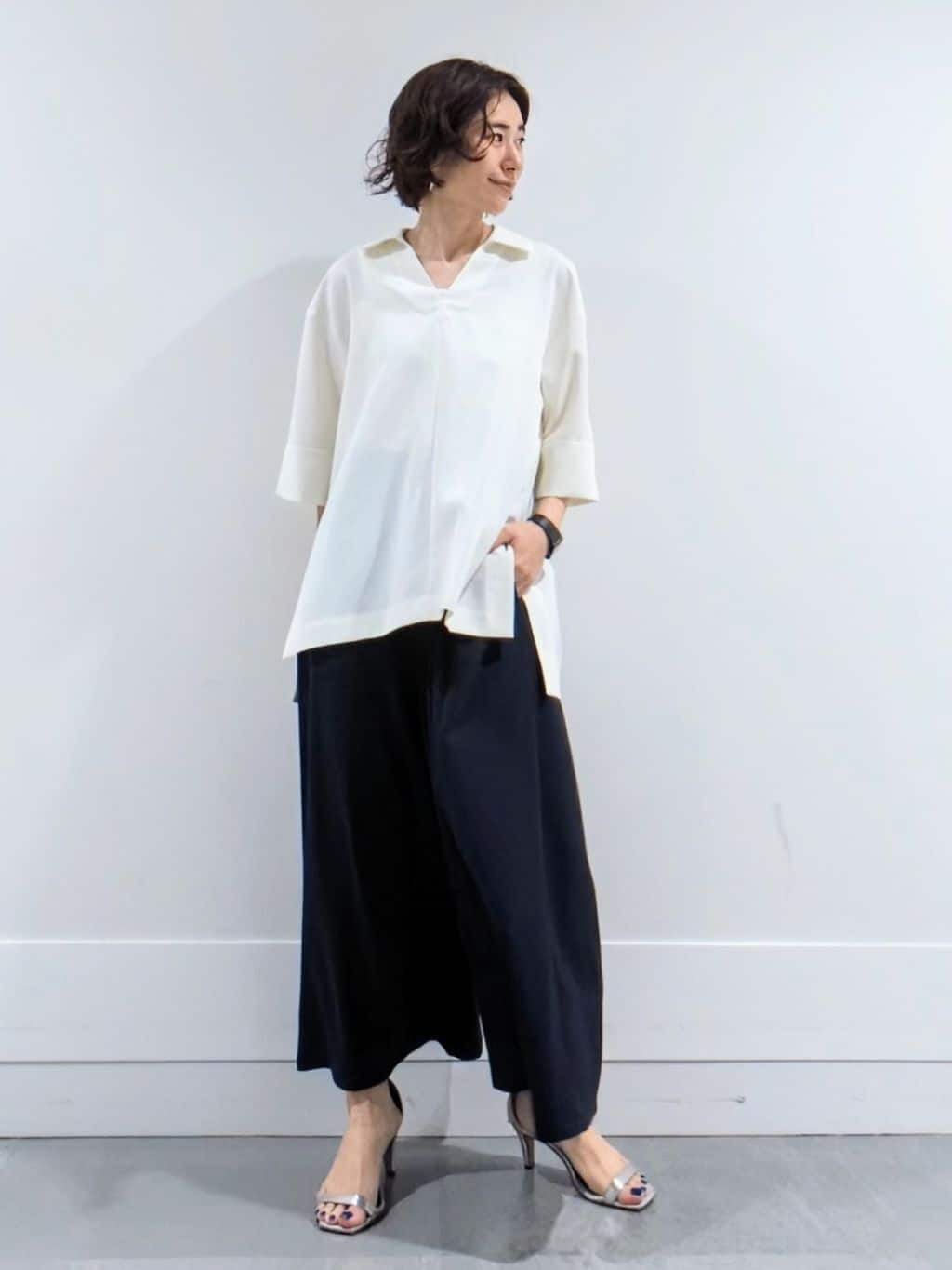 ミズタさんの「UNTITLED｜【UVカット/接触冷感/吸水速乾/ゆったり】V開きネックシャツ」を使ったコーディネート