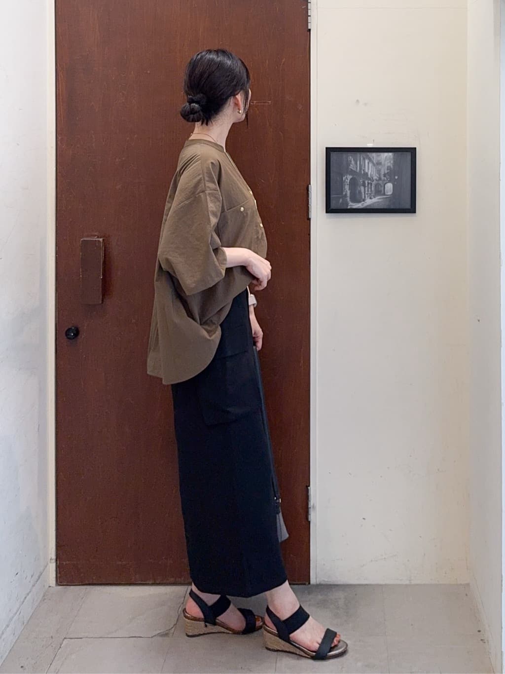 𝐇𝐢𝐫𝐨𝐦𝐢さんの「SHOO･LA･RUE｜【S-LL】大人のきれいめカジュアルに 麻調カーゴナロースカート」を使ったコーディネート