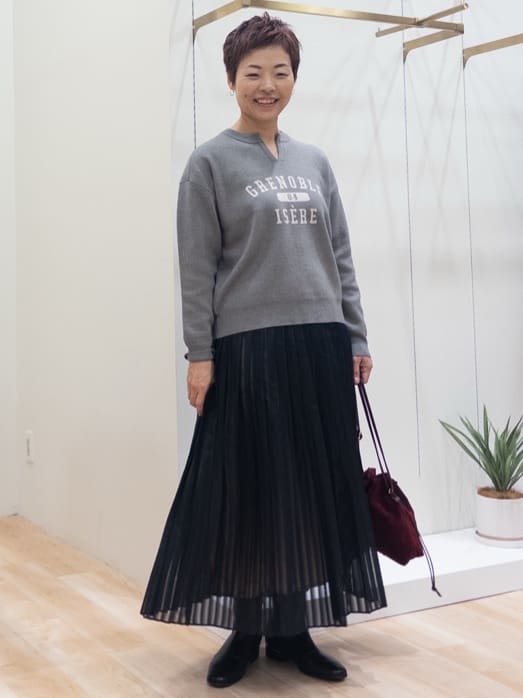 シュウコさんの「grove｜カレッジロゴキーネックニット」を使ったコーディネート