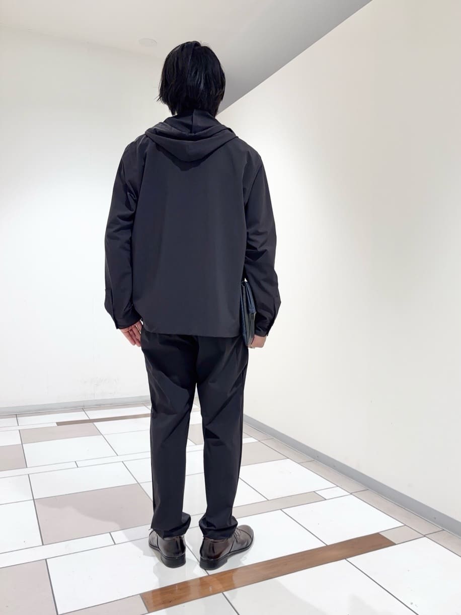 及川さんの「TAKEO KIKUCHI｜【3D ナイロン ストレッチ】ジップアップ フードブルゾン」を使ったコーディネート