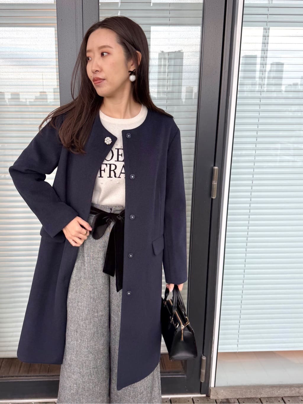 teiさんの「Couture brooch｜【パール調・ビジューデザイン】華やかロゴニット」を使ったコーディネート