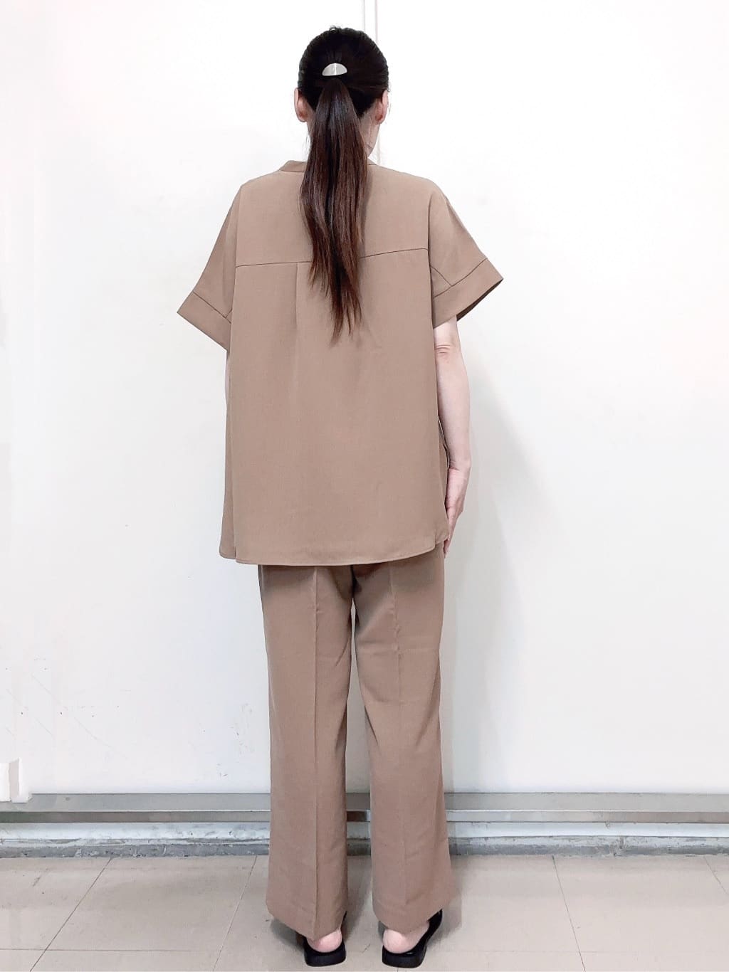 あきさんの「OPAQUE.CLIP｜《5色展開／SS-LLサイズ》スキッパー金ボタンブラウス／セットアップ対応【防シワ／ストレッチ／洗濯」を使ったコーディネート