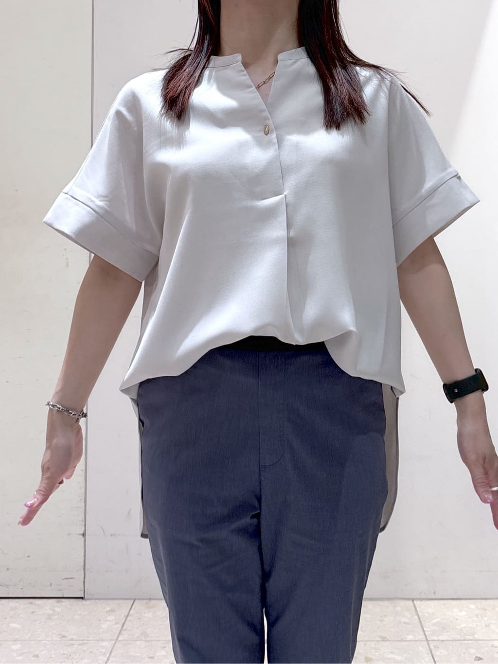 mameさんの「OPAQUE.CLIP｜《5色展開／SS-LLサイズ》スキッパー金ボタンブラウス／セットアップ対応【防シワ／ストレッチ／洗濯」を使ったコーディネート
