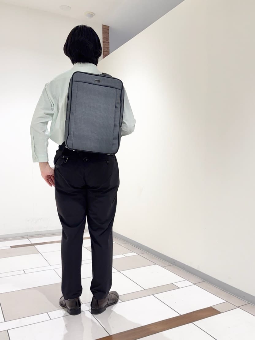 及川さんの「TAKEO KIKUCHI｜【3Dナイロンストレッチ】スリムイージーパンツ」を使ったコーディネート