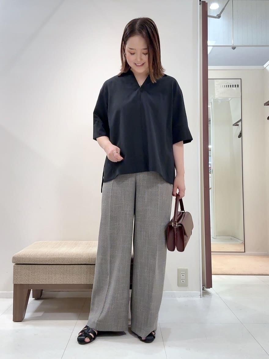 YUIさんの「UNTITLED｜【UVカット/接触冷感/吸水速乾/ゆったり】V開きネックシャツ」を使ったコーディネート