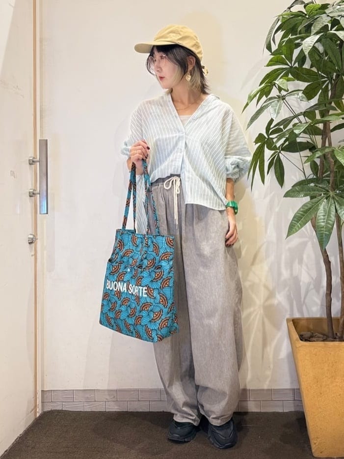 misakiさんの「SHOO･LA･RUE｜【S-LL】程よい透け感 ストライプ柄 お袖ギャザーデザインシャツ」を使ったコーディネート