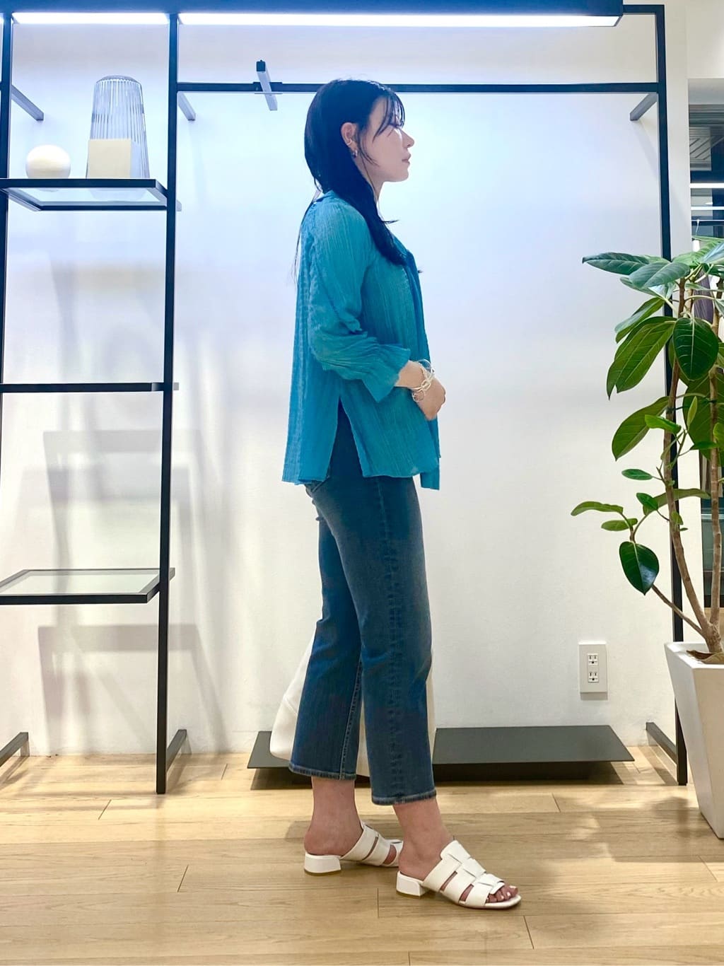 misakiさんの「INDIVI｜【褒められデニム】スリムストレート デニムパンツ」を使ったコーディネート