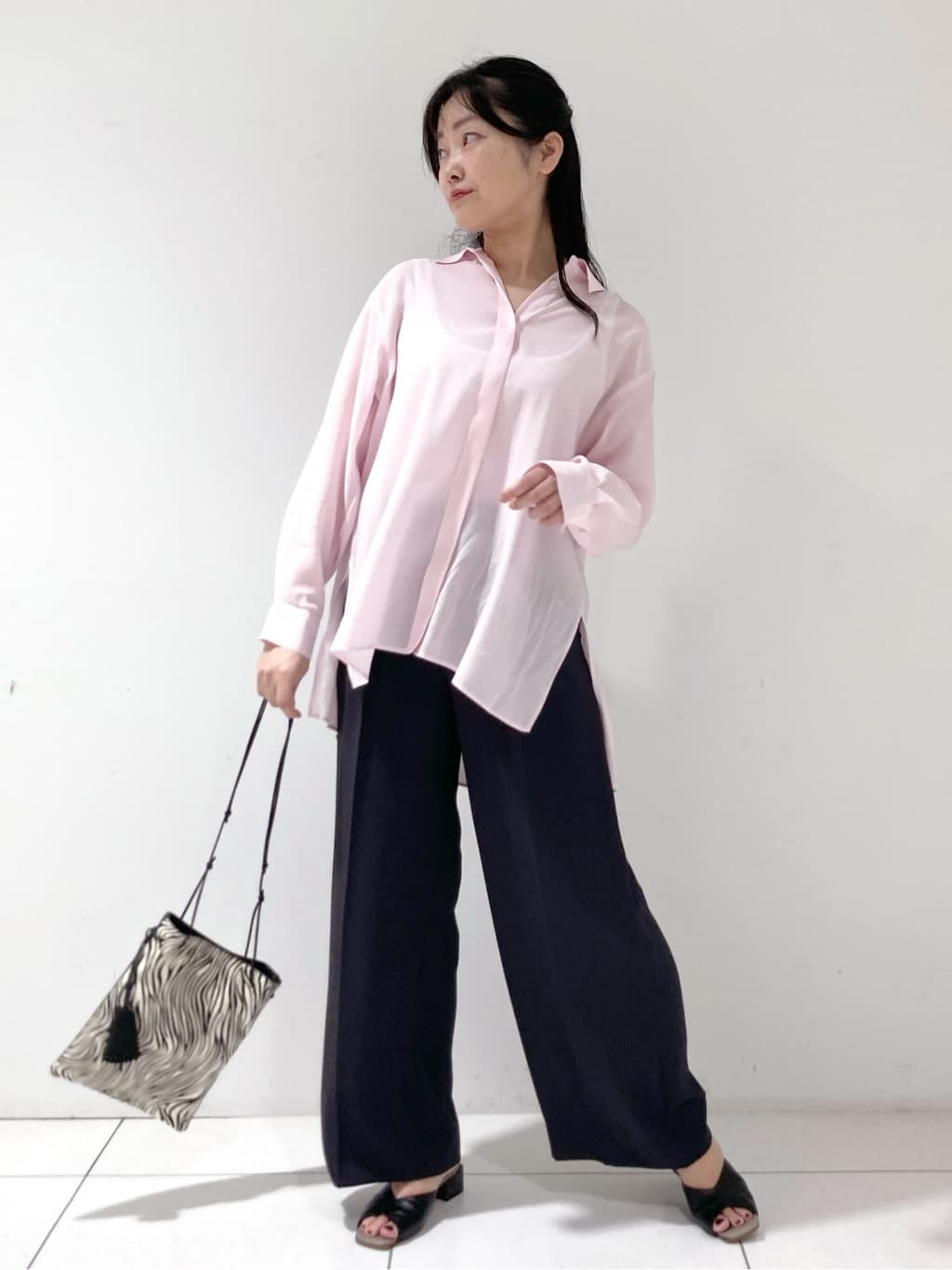 momokoさんの「INDIVI｜【体型カバー／清涼感】シアーオーバーシャツ」を使ったコーディネート