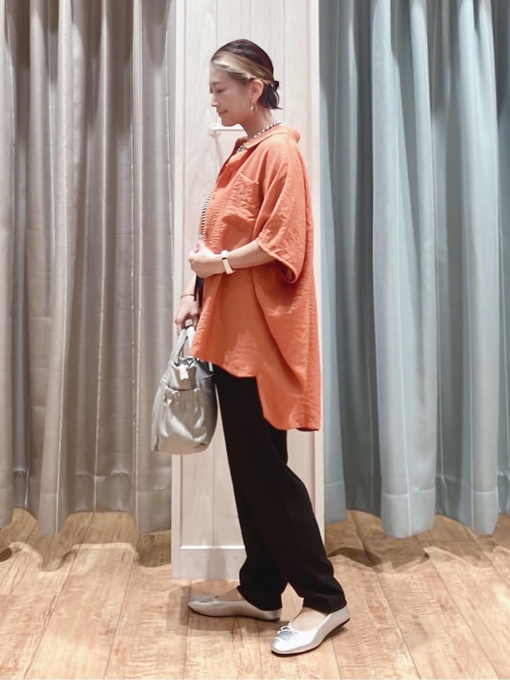aaamiさんの「SHOO･LA･RUE｜【洗える/S-LL/5分袖】1枚でも羽織としても。さらさらドレープシャツ」を使ったコーディネート