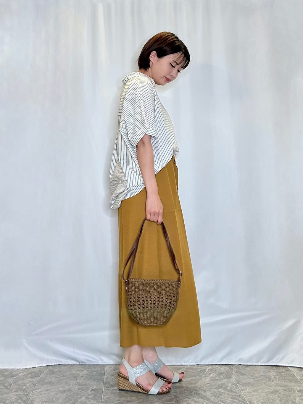 ネリさんの「SHOO･LA･RUE｜【S-LL/UV/接触冷感/抗菌防臭】体型を自然にカバー フレンチリネンブレンド襟付ドルマンシャツ」を使ったコーディネート