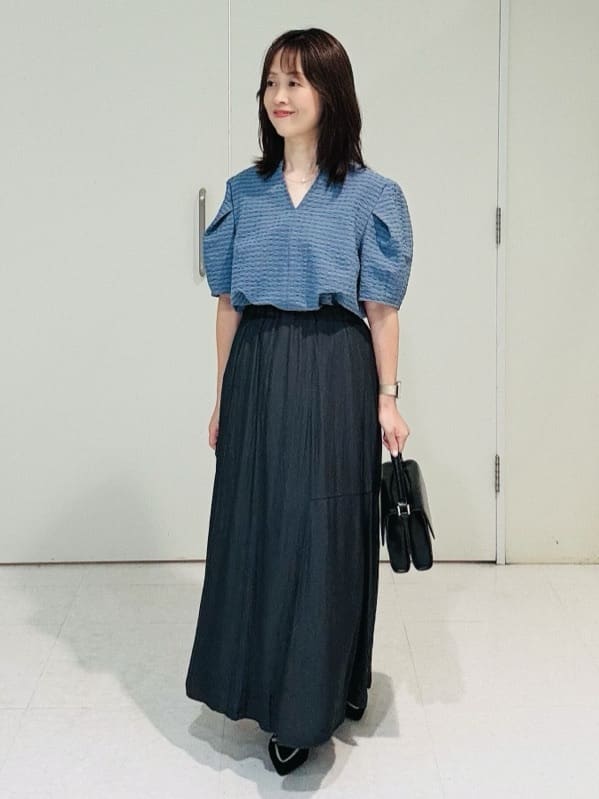 makiさんの「UNTITLED｜【吸水速乾/ストレッチ/Vネック】フォルムスリーブ ブラウス」を使ったコーディネート