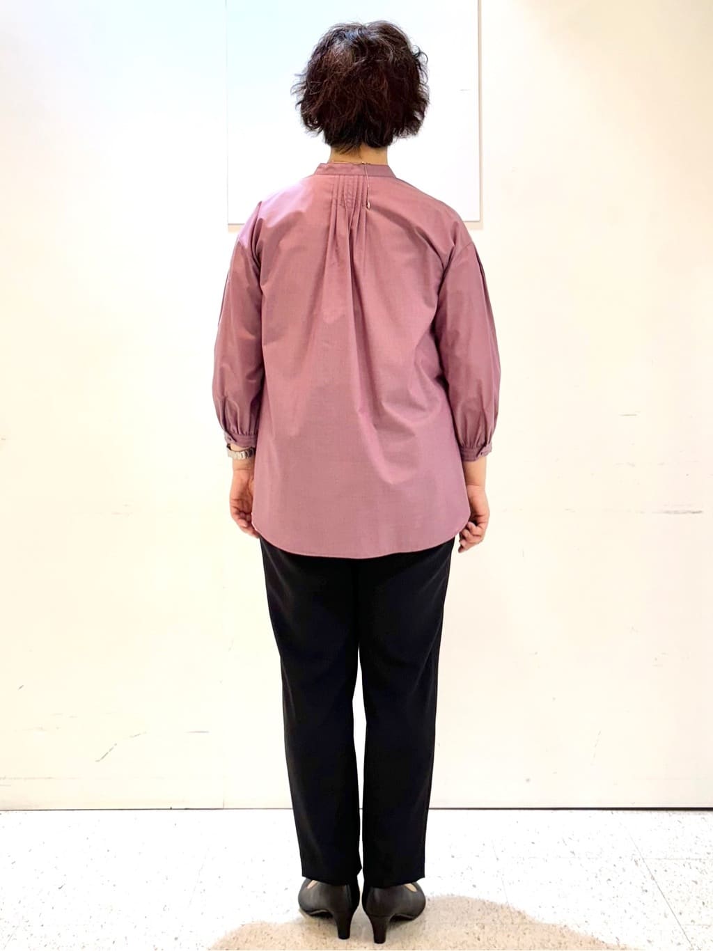 ヤスコさんの「Reflect｜【程よいゆとり感／体型カバー】ピンタックデザインシャンブレーブラウス」を使ったコーディネート
