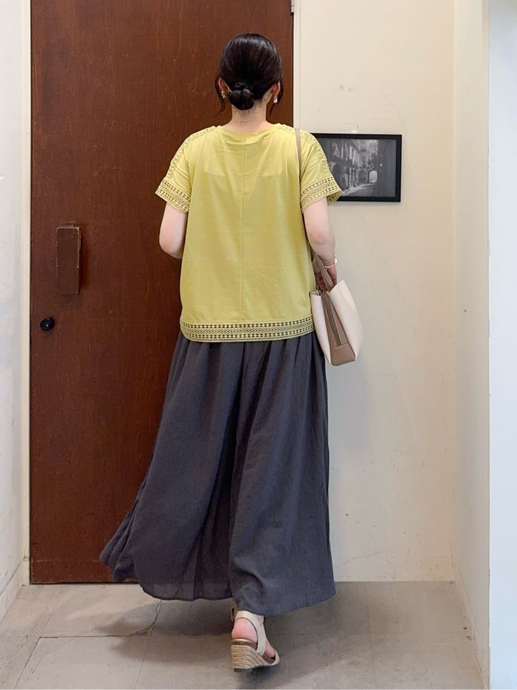 𝐇𝐢𝐫𝐨𝐦𝐢さんの「SHOO･LA･RUE｜【S-LL/裏地ひんやり】エアリーで涼やか 大人のシアースカーチョ」を使ったコーディネート